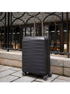   Travelite MOOBY M fekete bővíthető közepes méretű bőrönd