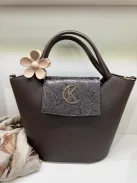 Virág alakú hajcsat és táskadísz púder