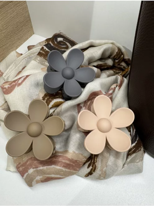 Virág alakú hajcsat és táskadísz púder