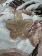 Virág alakú hajcsat és táskadísz drapp