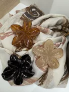 Virág alakú hajcsat és táskadísz drapp