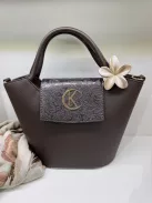 Virág alakú hajcsat és táskadísz púder