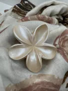 Virág alakú hajcsat és táskadísz púder