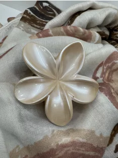 Virág alakú hajcsat és táskadísz púder