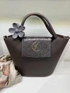 Virág alakú hajcsat és táskadísz szürke