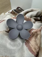 Virág alakú hajcsat és táskadísz szürke