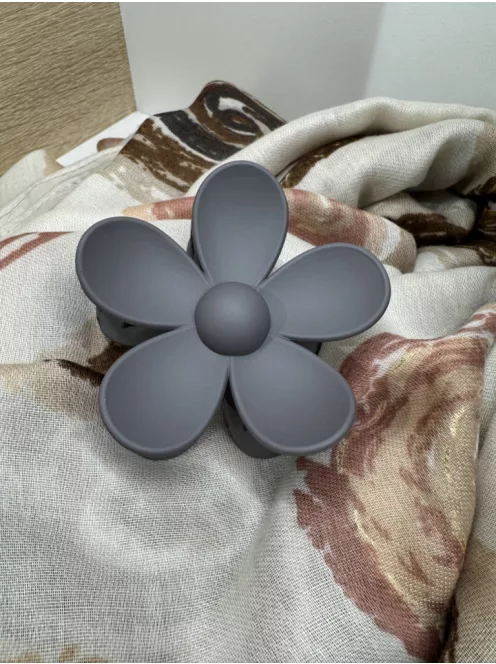 Virág alakú hajcsat és táskadísz szürke