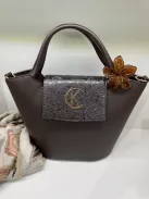 Virág alakú hajcsat és táskadísz barna