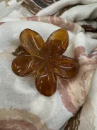 Virág alakú hajcsat és táskadísz barna