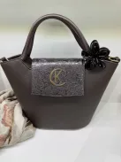 Virág alakú hajcsat és táskadísz fekete