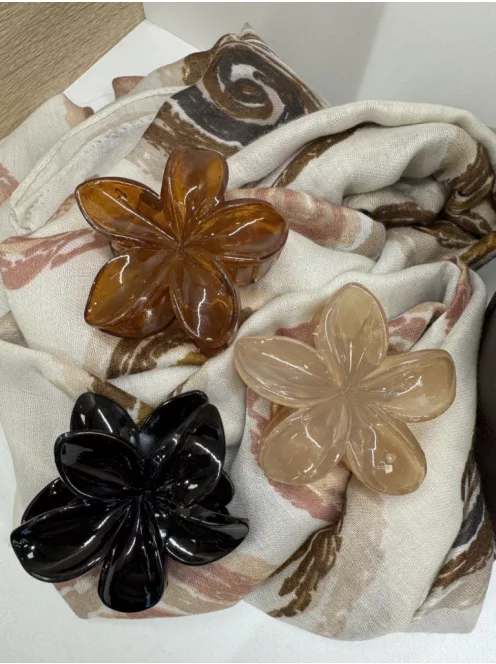 Virág alakú hajcsat és táskadísz fekete