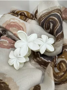 3 virágos hajcsat és táskadísz fehér