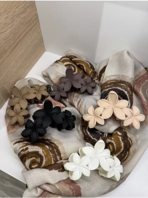 3 virágos hajcsat és táskadísz fehér