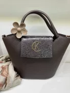 Virág alakú hajcsat és táskadísz drapp