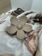 Virág alakú hajcsat és táskadísz drapp