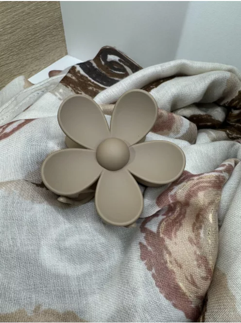 Virág alakú hajcsat és táskadísz drapp