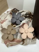 Virág alakú hajcsat és táskadísz drapp