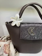 Virág alakú hajcsat és táskadísz fehér