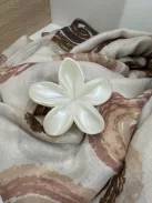 Virág alakú hajcsat és táskadísz fehér