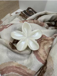 Virág alakú hajcsat és táskadísz fehér