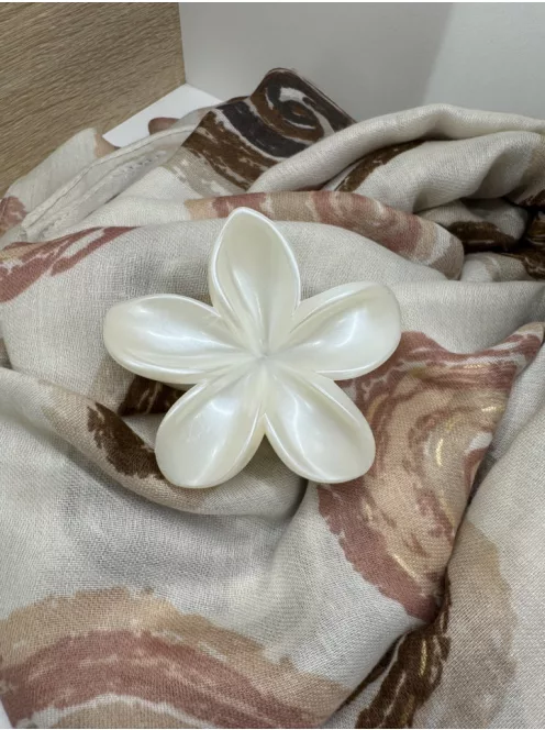 Virág alakú hajcsat és táskadísz fehér