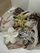 Virág alakú hajcsat és táskadísz fehér