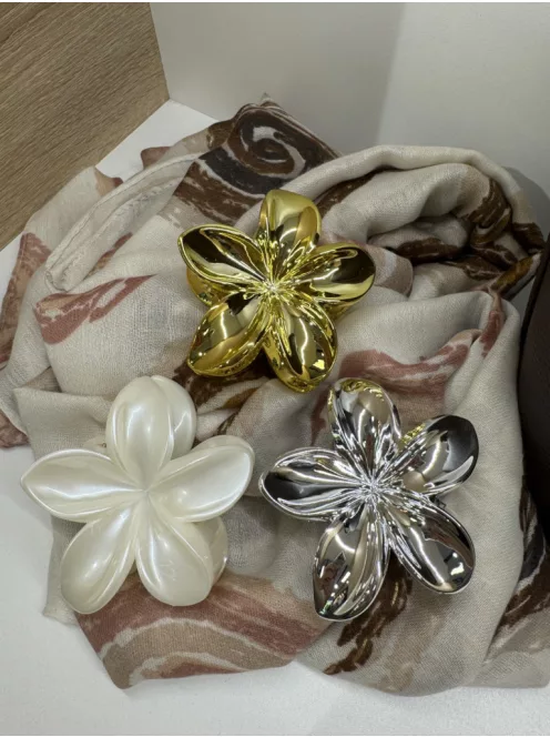 Virág alakú hajcsat és táskadísz fehér
