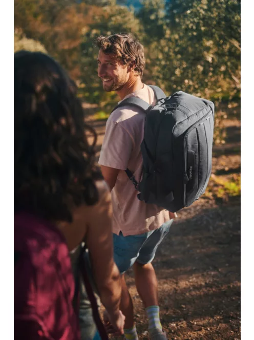 Travelite Skaii Weekender piros utazótáska és hátizsák