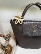 Virág alakú hajcsat és táskadísz bézs