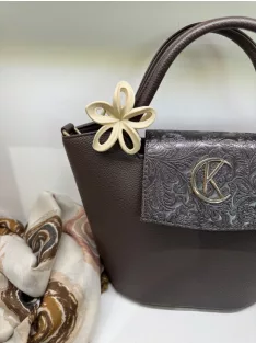 Virág alakú hajcsat és táskadísz bézs