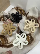 Virág alakú hajcsat és táskadísz bézs