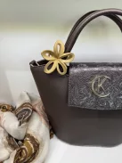 Virág alakú hajcsat és táskadísz drapp