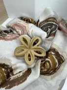 Virág alakú hajcsat és táskadísz drapp