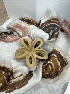 Virág alakú hajcsat és táskadísz drapp