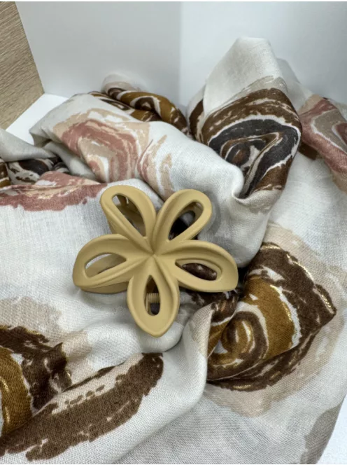 Virág alakú hajcsat és táskadísz drapp