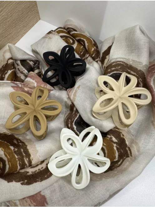 Virág alakú hajcsat és táskadísz fekete