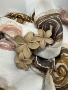 3 virágos hajcsat és táskadísz drapp