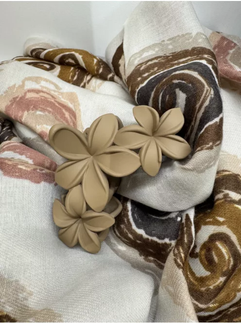 3 virágos hajcsat és táskadísz drapp