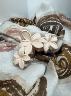 3 virágos hajcsat és táskadísz púder