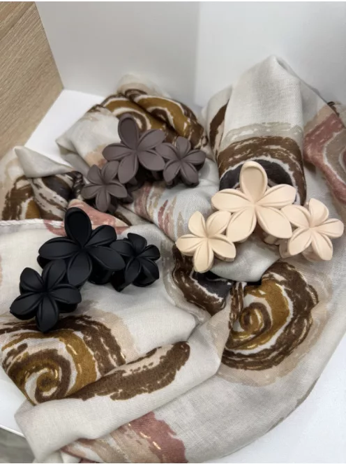 3 virágos hajcsat és táskadísz púder