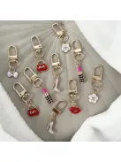 Zsákbamacska - Piros csajos kicsi táskadísz és kulcstartó